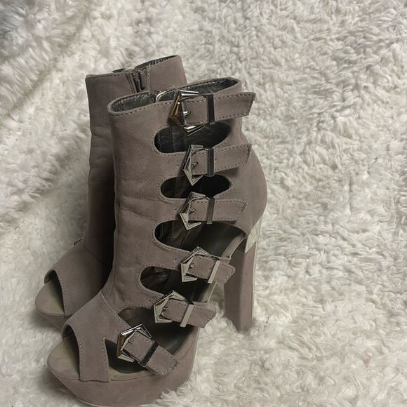 Beau +Ashe synthetic suede taupe ankle straps  heels silver tone accent SZ8 - Picture 13 of 13